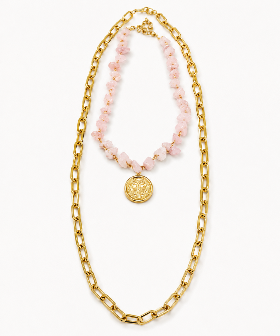Colar com corrente dourada, pingente redondo dourado e pedras rosadas