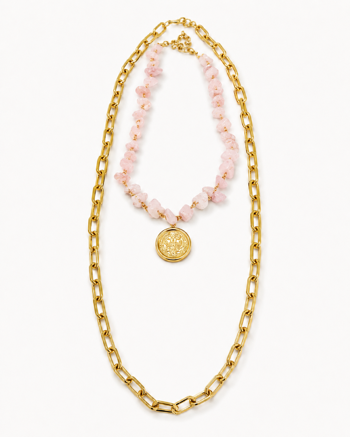 Colar com corrente dourada, pingente redondo dourado e pedras rosadas