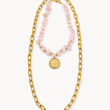 Colar com corrente dourada, pingente redondo dourado e pedras rosadas