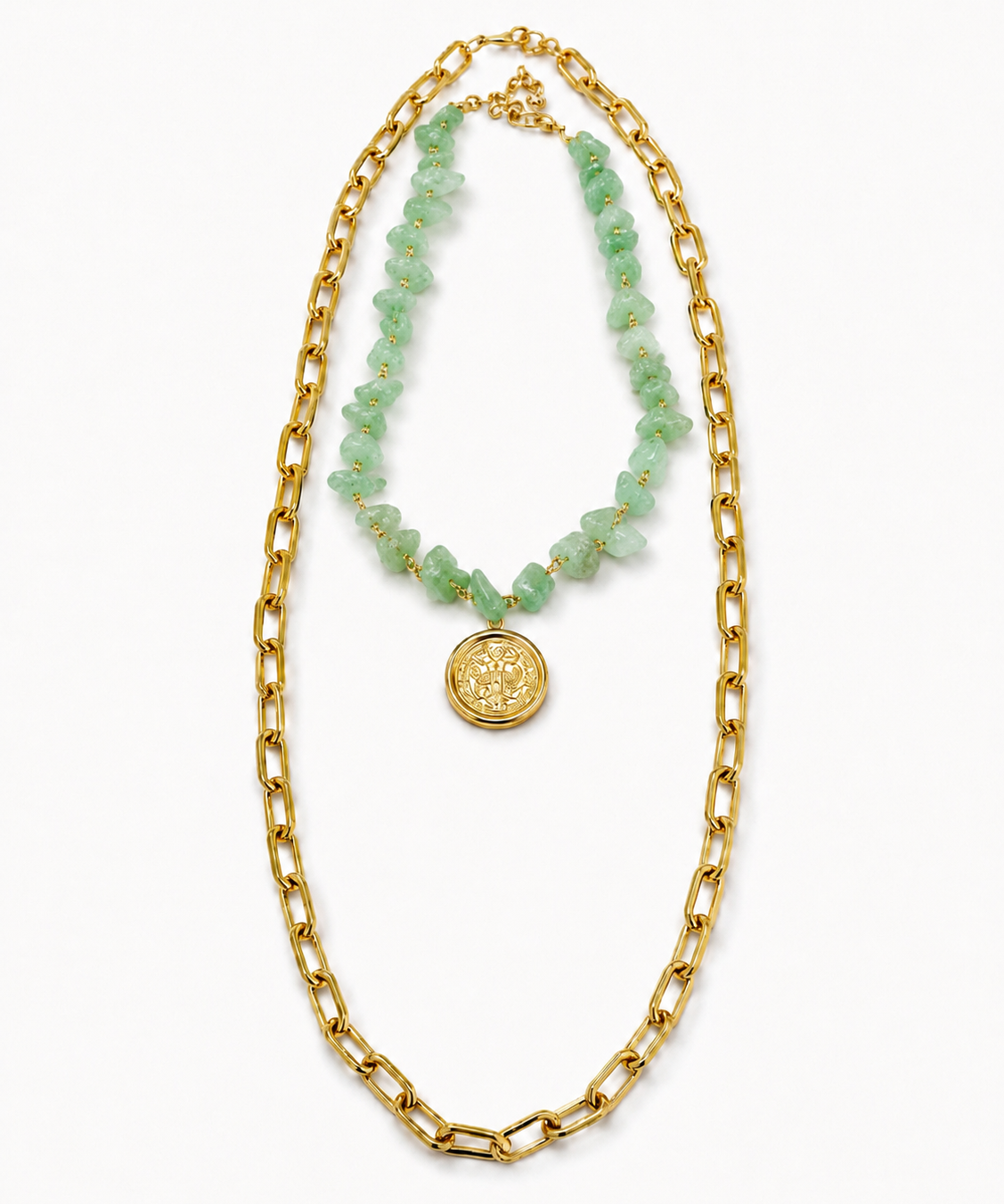 Colar com corrente dourada, pingente redondo dourado e pedras verdes