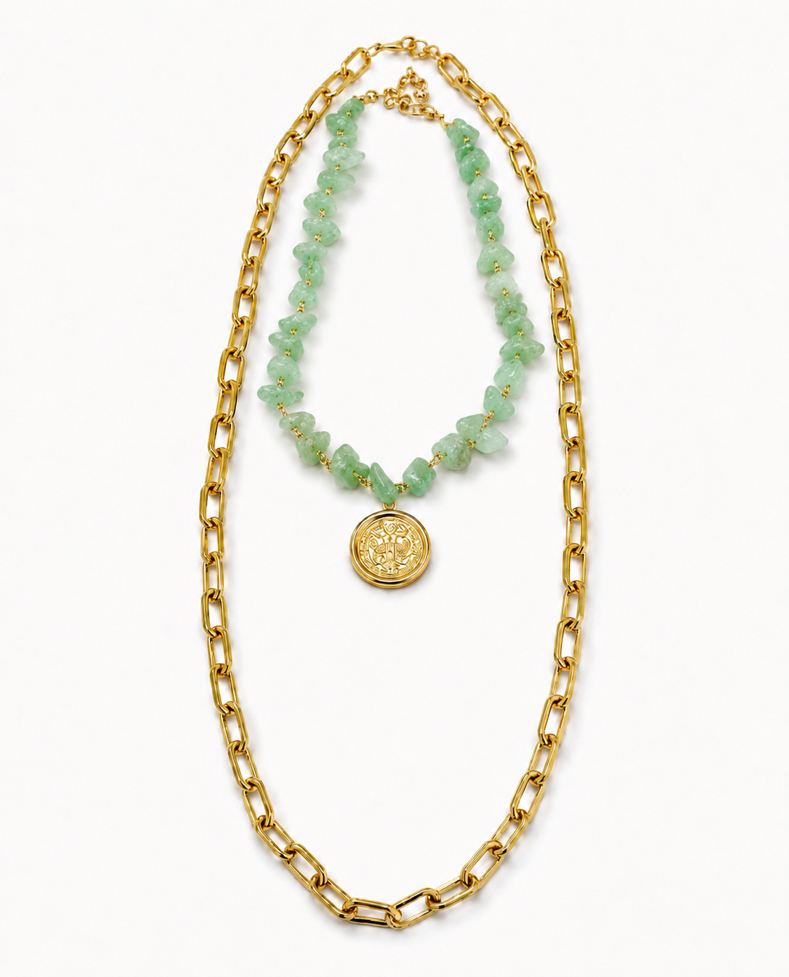 Colar com corrente dourada, pingente redondo dourado e pedras verdes