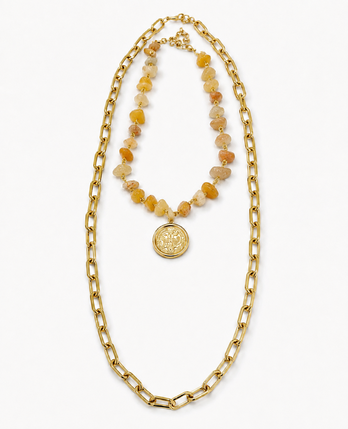 Colar com corrente dourada, pingente redondo dourado e pedras âmbar