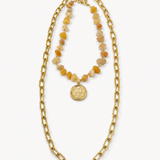Colar com corrente dourada, pingente redondo dourado e pedras âmbar
