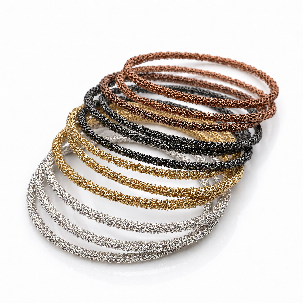Pulseira de correntes em mix de tons dourado, prateado e cobre