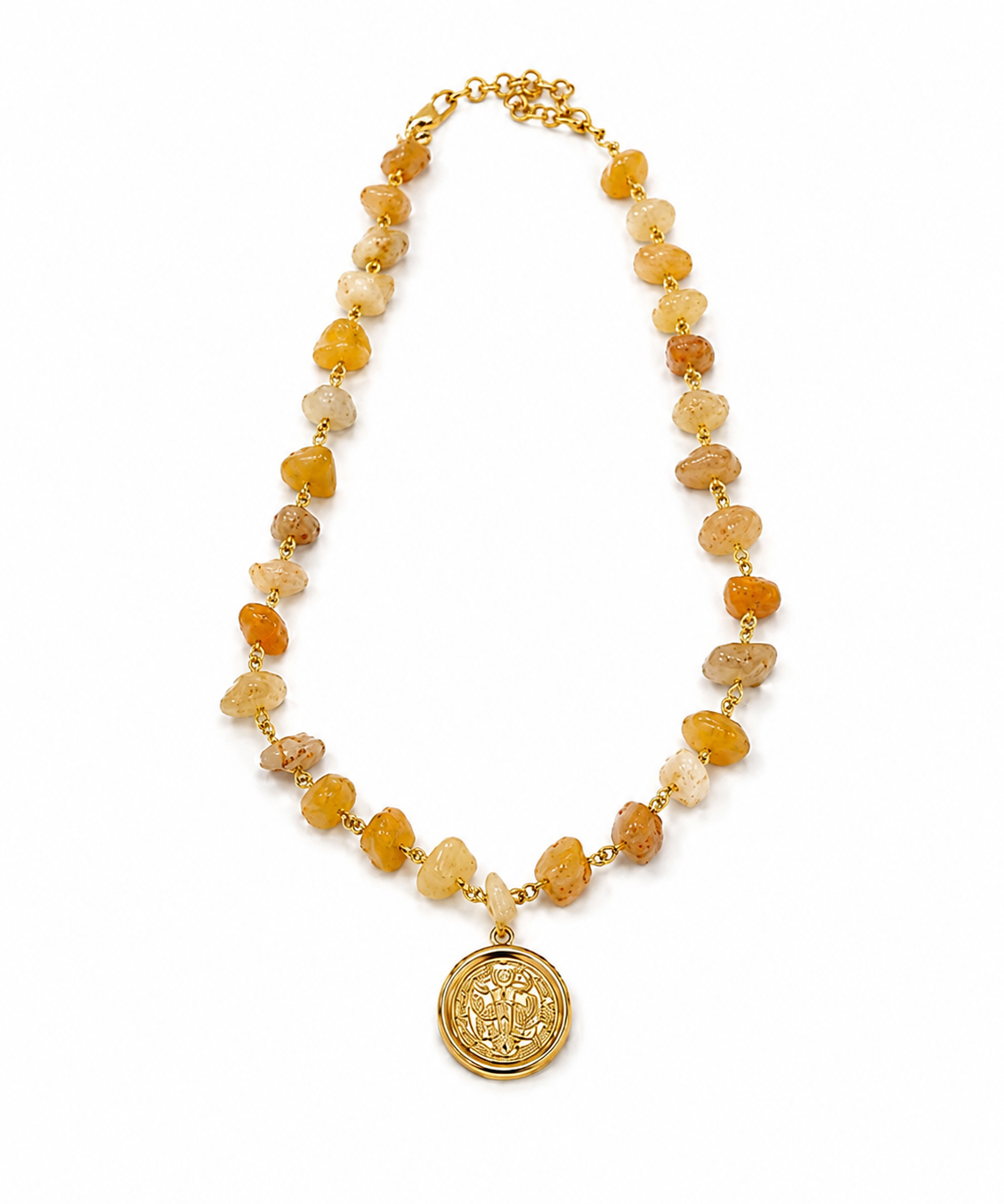 Colar de contas âmbar/laranja com corrente dourada e pingente medalhão dourado