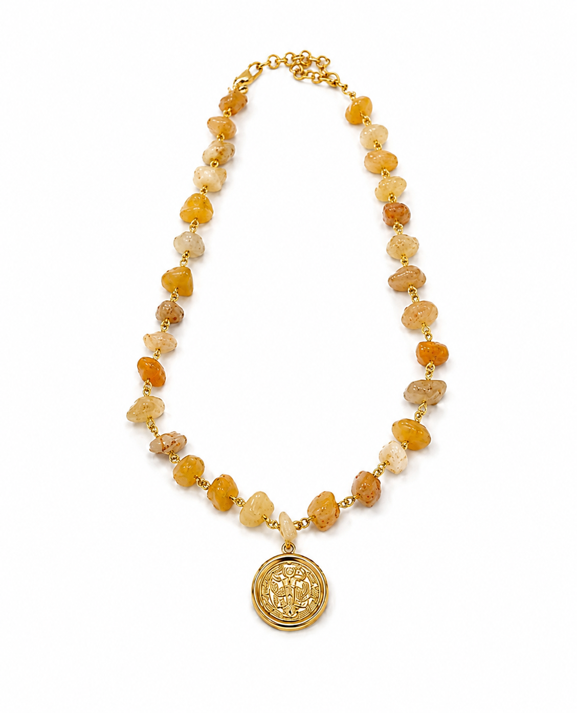 Colar de contas âmbar/laranja com corrente dourada e pingente medalhão dourado