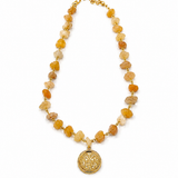 Colar de contas âmbar/laranja com corrente dourada e pingente medalhão dourado
