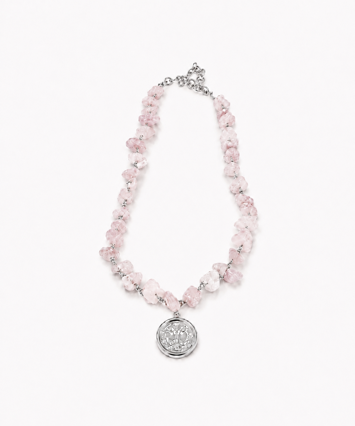 Colar de contas rosa claro com corrente prateada e pingente medalhão prateado
