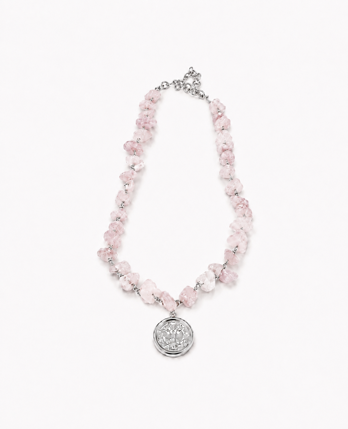 Colar de contas rosa claro com corrente prateada e pingente medalhão prateado