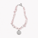 Colar de contas rosa claro com corrente prateada e pingente medalhão prateado