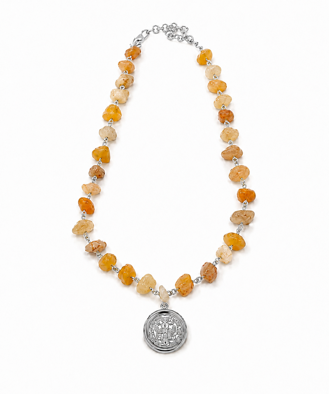 Colar de contas âmbar/laranja com corrente prateada e pingente medalhão prateado