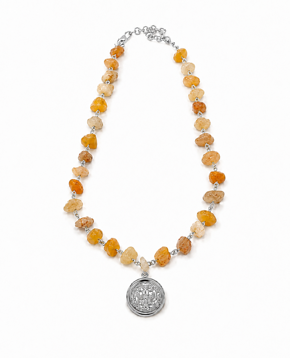 Colar de contas âmbar/laranja com corrente prateada e pingente medalhão prateado