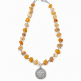 Colar de contas âmbar/laranja com corrente prateada e pingente medalhão prateado