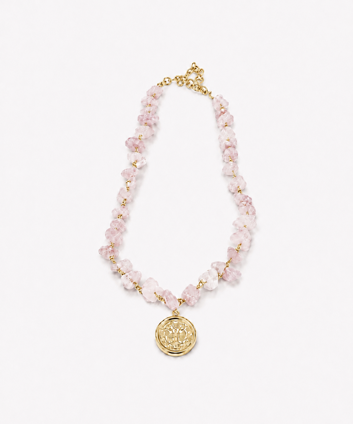 Colar de contas rosa claro com corrente prateada e pingente medalhão dourado