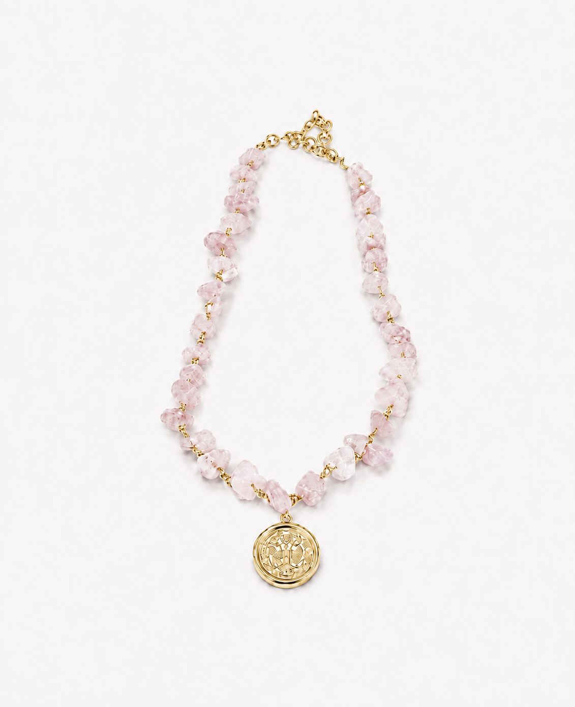 Colar de contas rosa claro com corrente prateada e pingente medalhão dourado