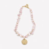 Colar de contas rosa claro com corrente prateada e pingente medalhão dourado