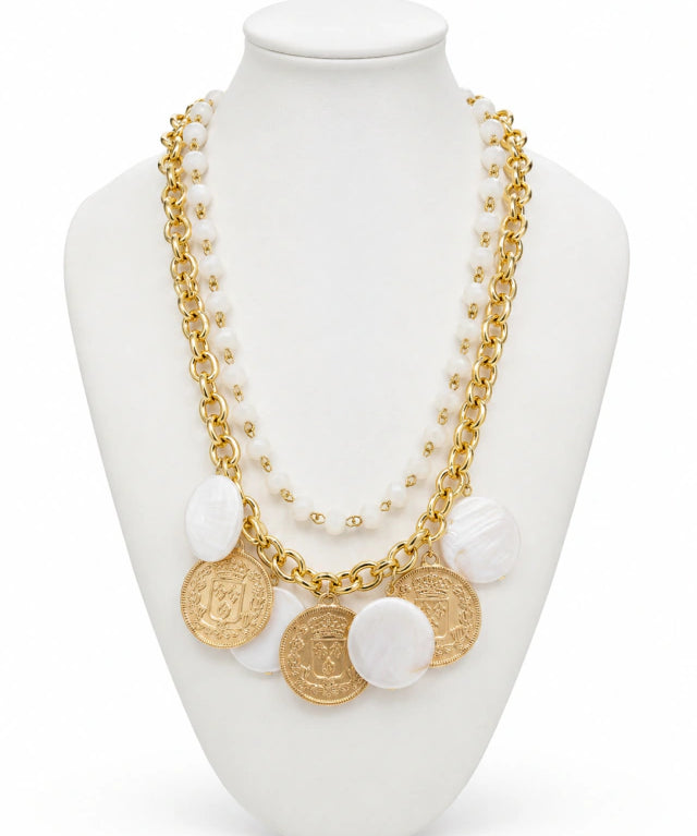 Colar Iracema dourado com correntes e contas off white, pingentes circulares