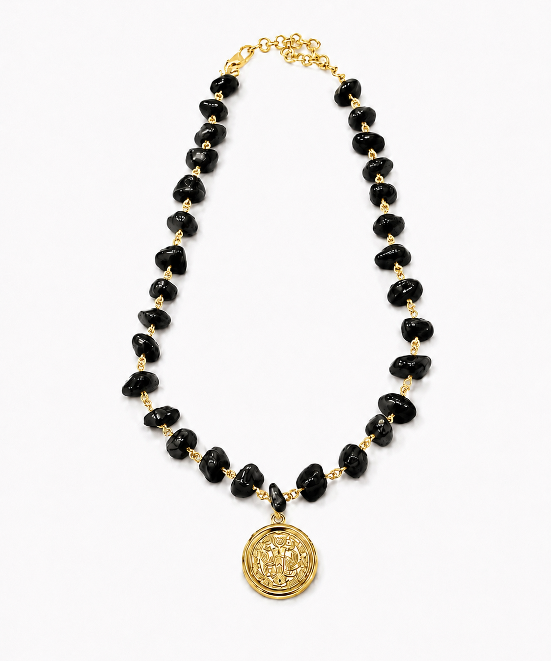 Colar de contas pretas com corrente dourada e pingente medalhão dourado
