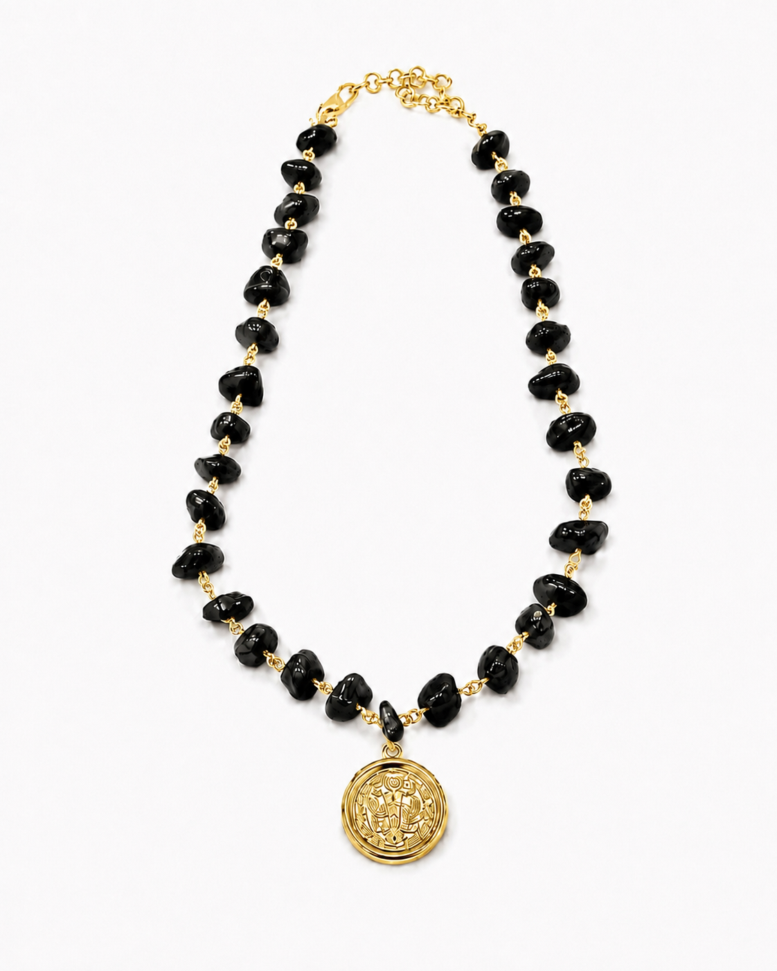 Colar de contas pretas com corrente dourada e pingente medalhão dourado