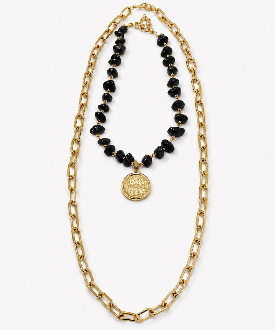 Colar com corrente dourada, pingente redondo dourado e pedras pretas