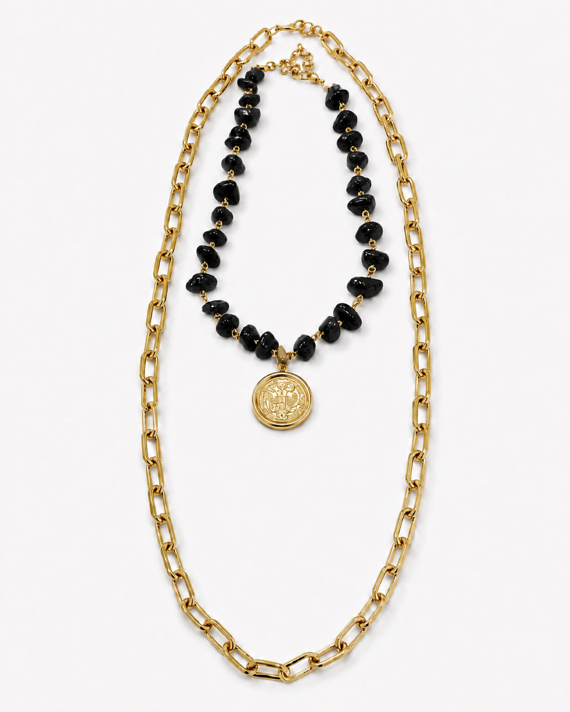 Colar com corrente dourada, pingente redondo dourado e pedras pretas