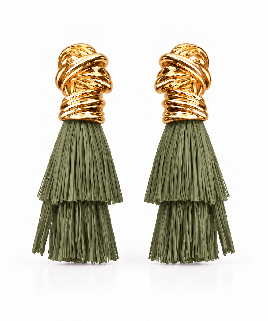 Brinco dourado com franjas verdes em camadas