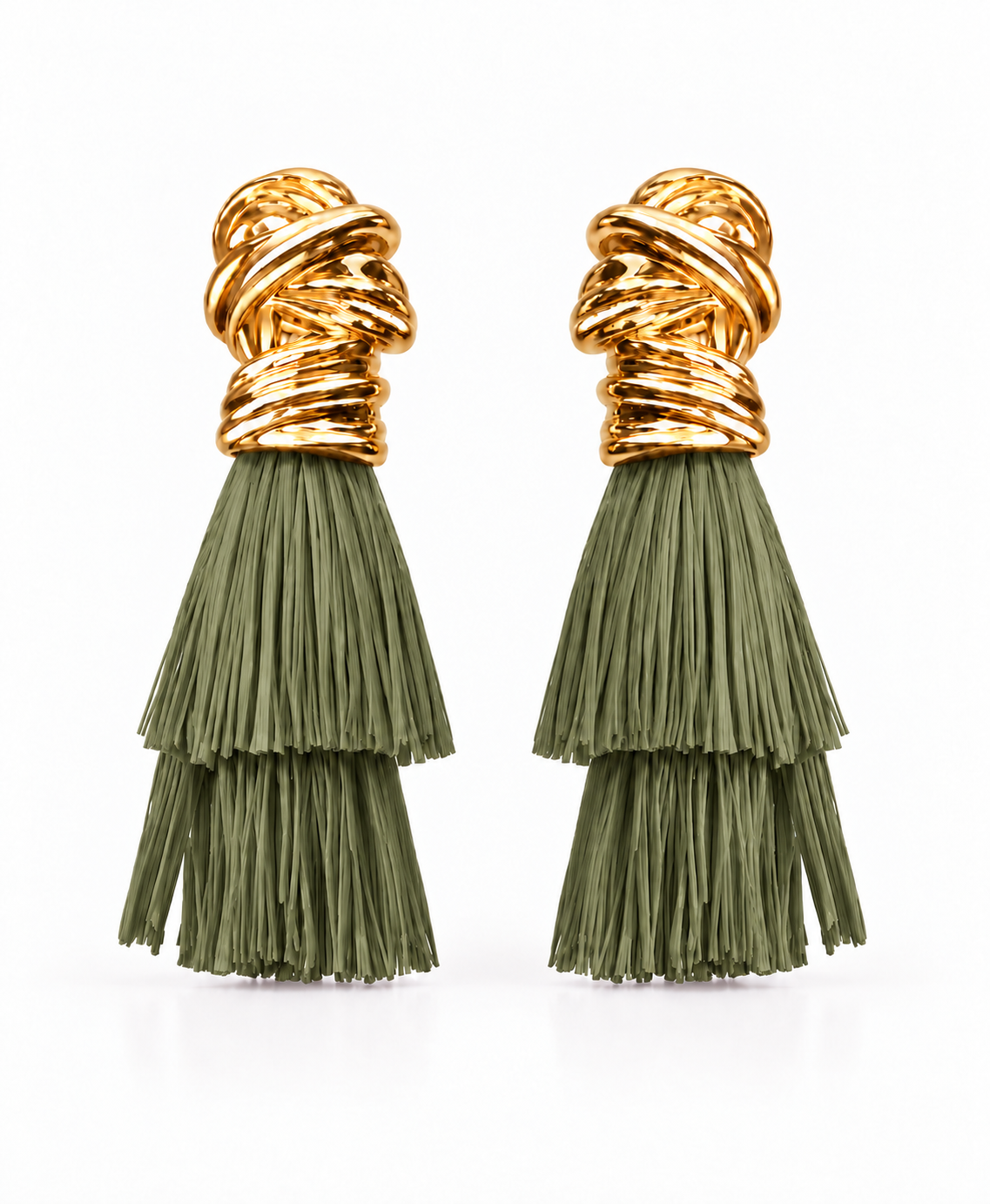 Brinco dourado com franjas verdes em camadas