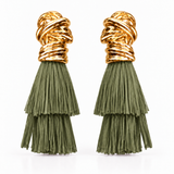 Brinco dourado com franjas verdes em camadas