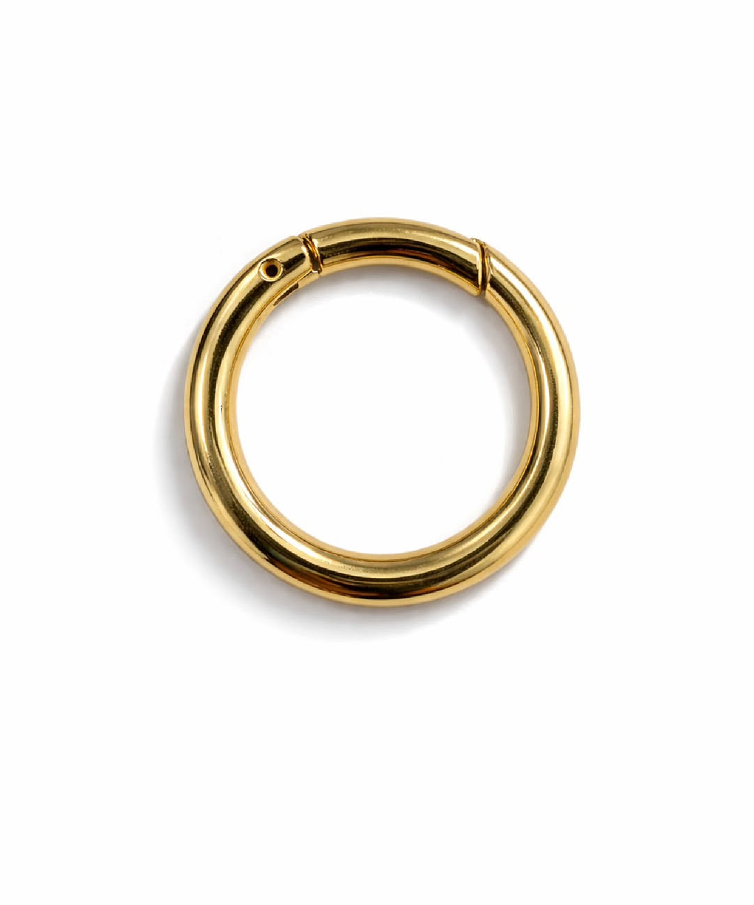 Mosquetão argola circular dourado, fecho com pino e detalhes laterais