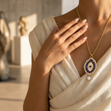 Colar dourado com pingente olho turco azul e pérola