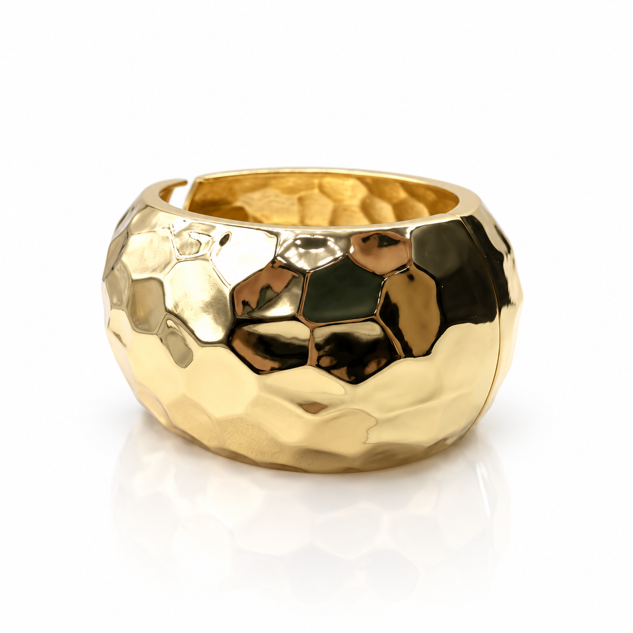 Bracelete de metal dourado com textura martelada e acabamento espelhado