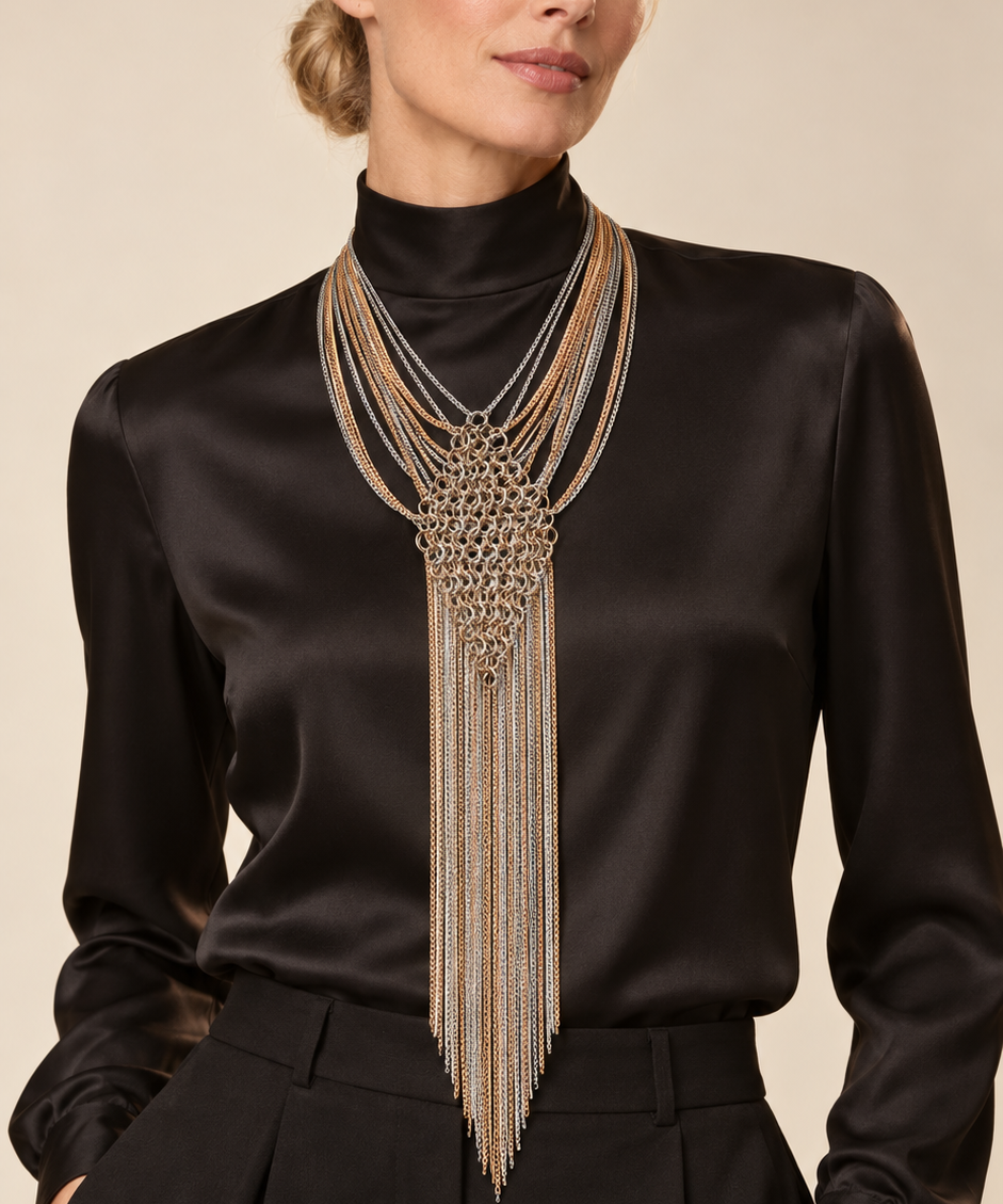 Colar Louvre dourado em camadas, com pingente rendado e franjas