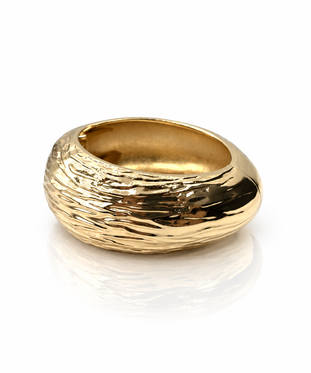 Pulseira tipo bracelete dourada com textura ondulada e acabamento polido