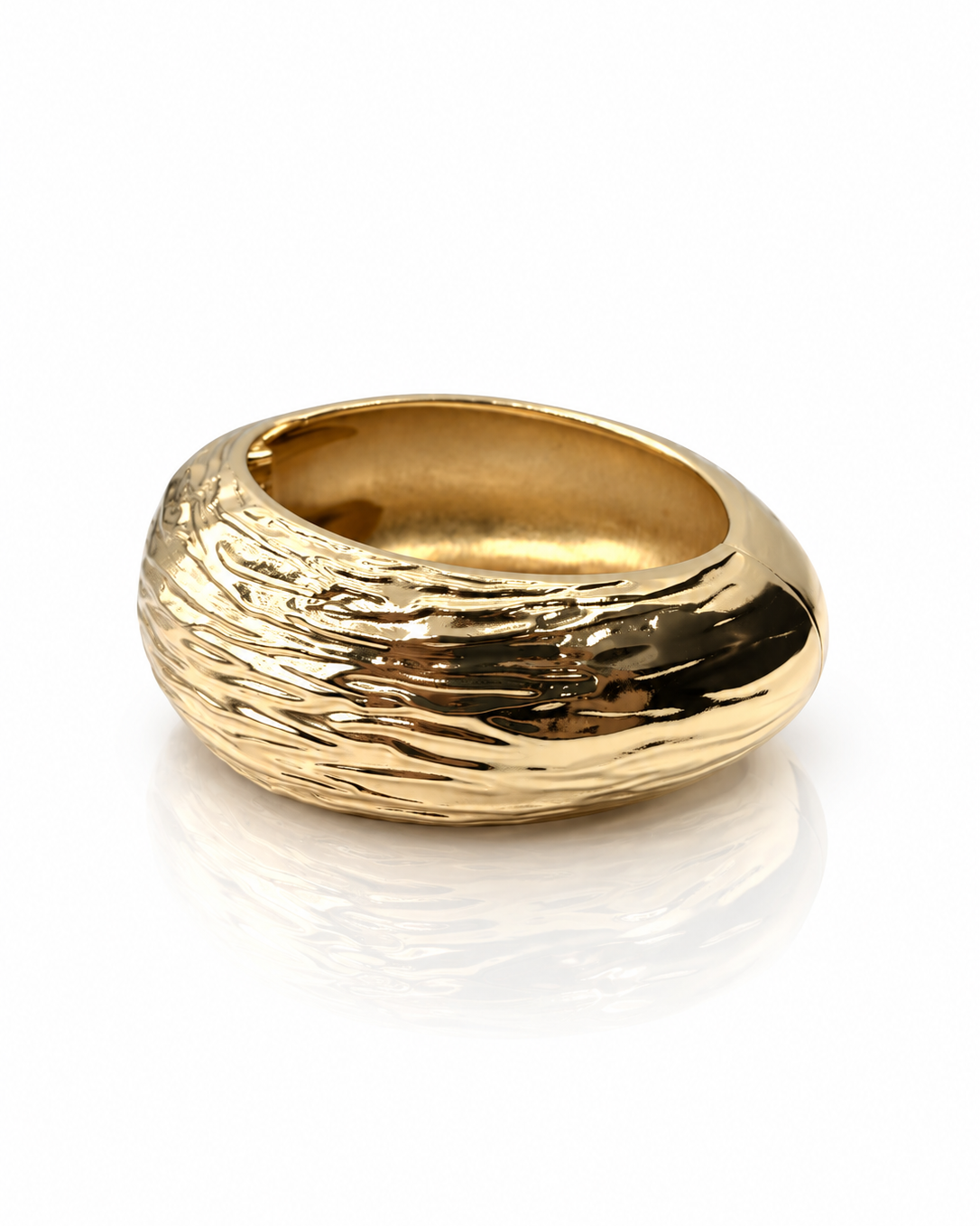 Pulseira tipo bracelete dourada com textura ondulada e acabamento polido