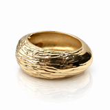 Pulseira tipo bracelete dourada com textura ondulada e acabamento polido