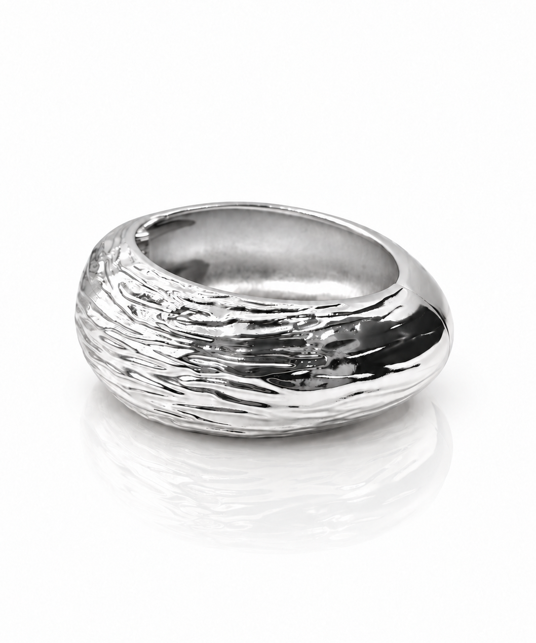 Pulseira tipo bracelete prateada com textura ondulada e acabamento polido