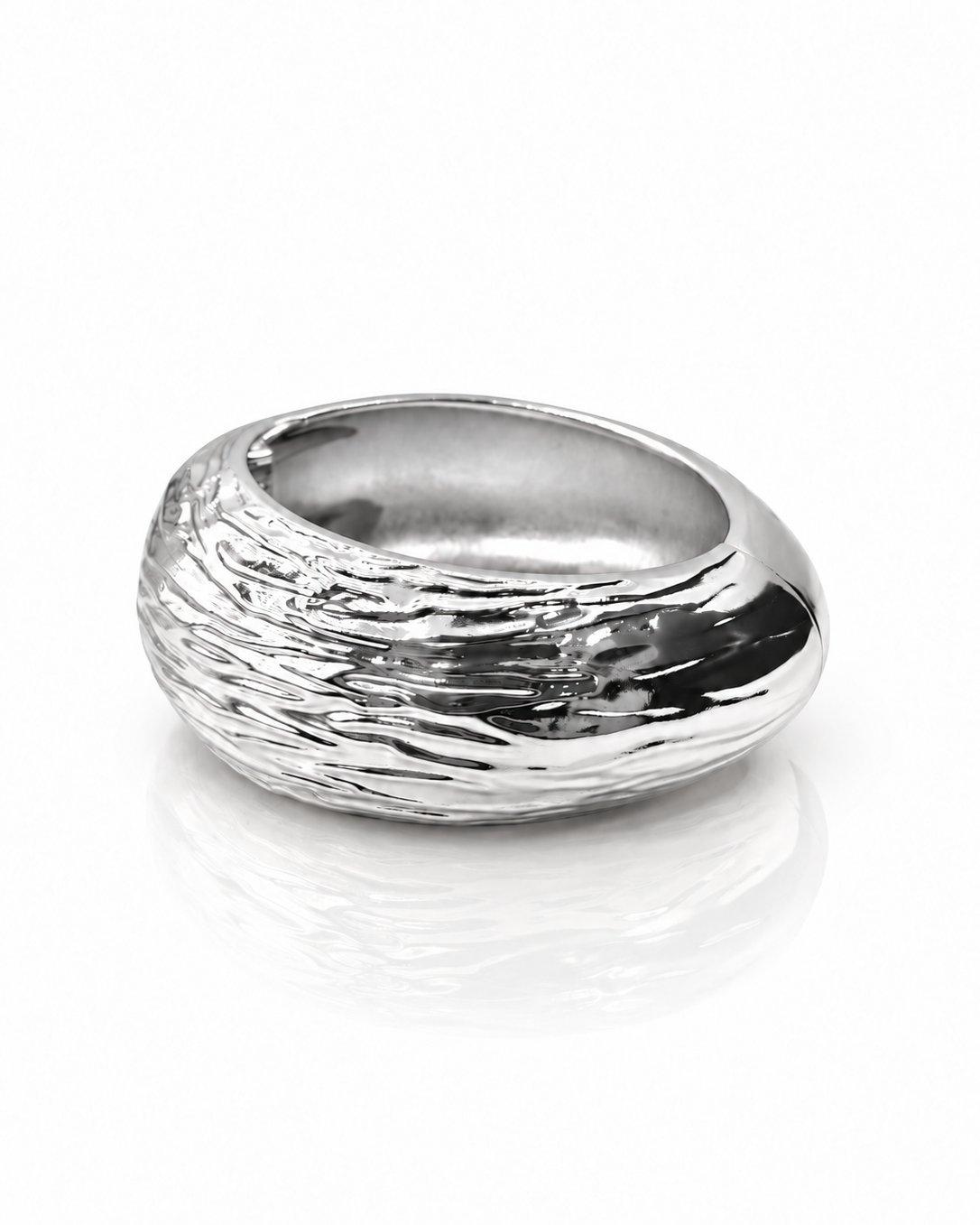 Pulseira tipo bracelete prateada com textura ondulada e acabamento polido