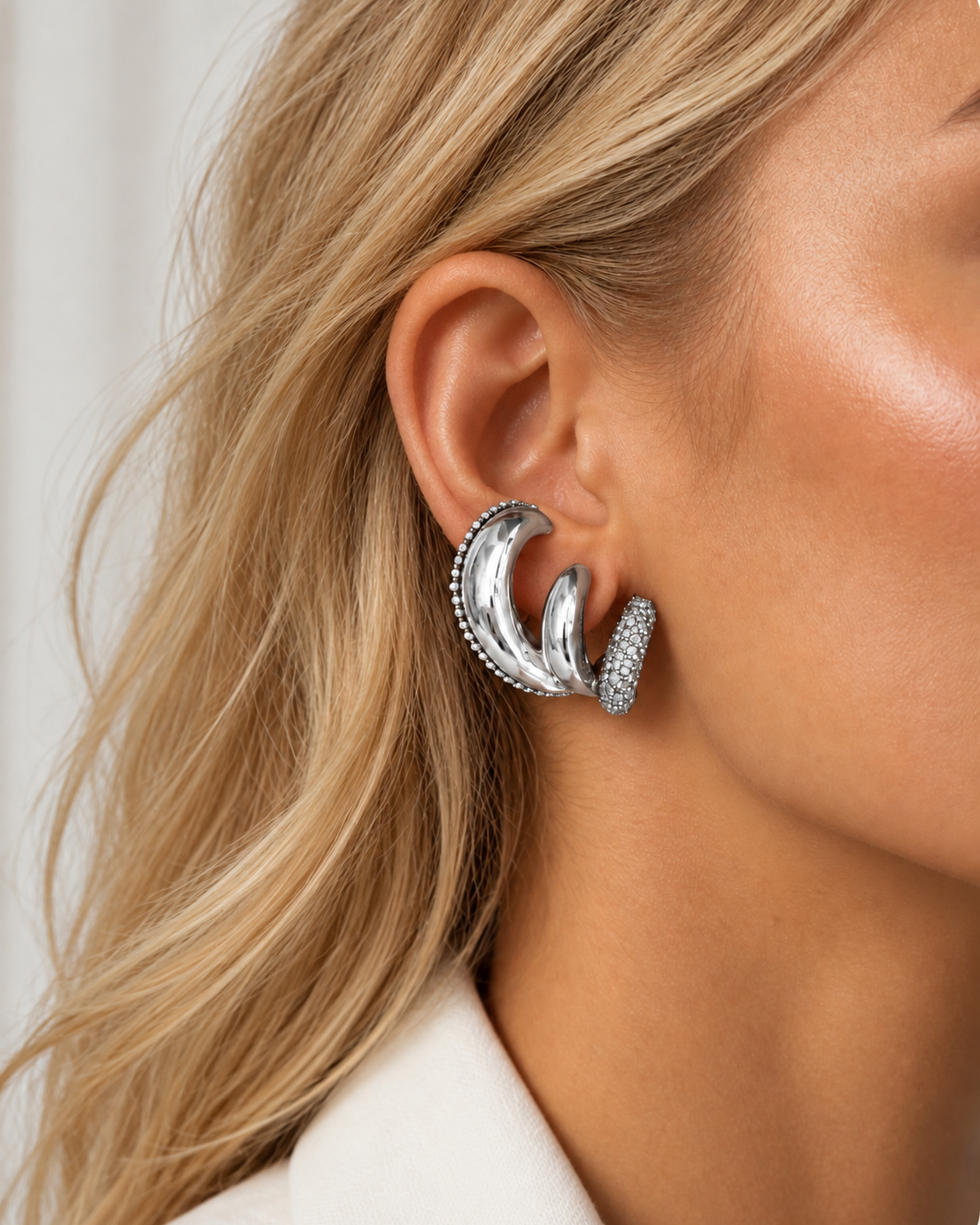 Brinco argola oval prateada Nina com duas faixas de strass no fecho