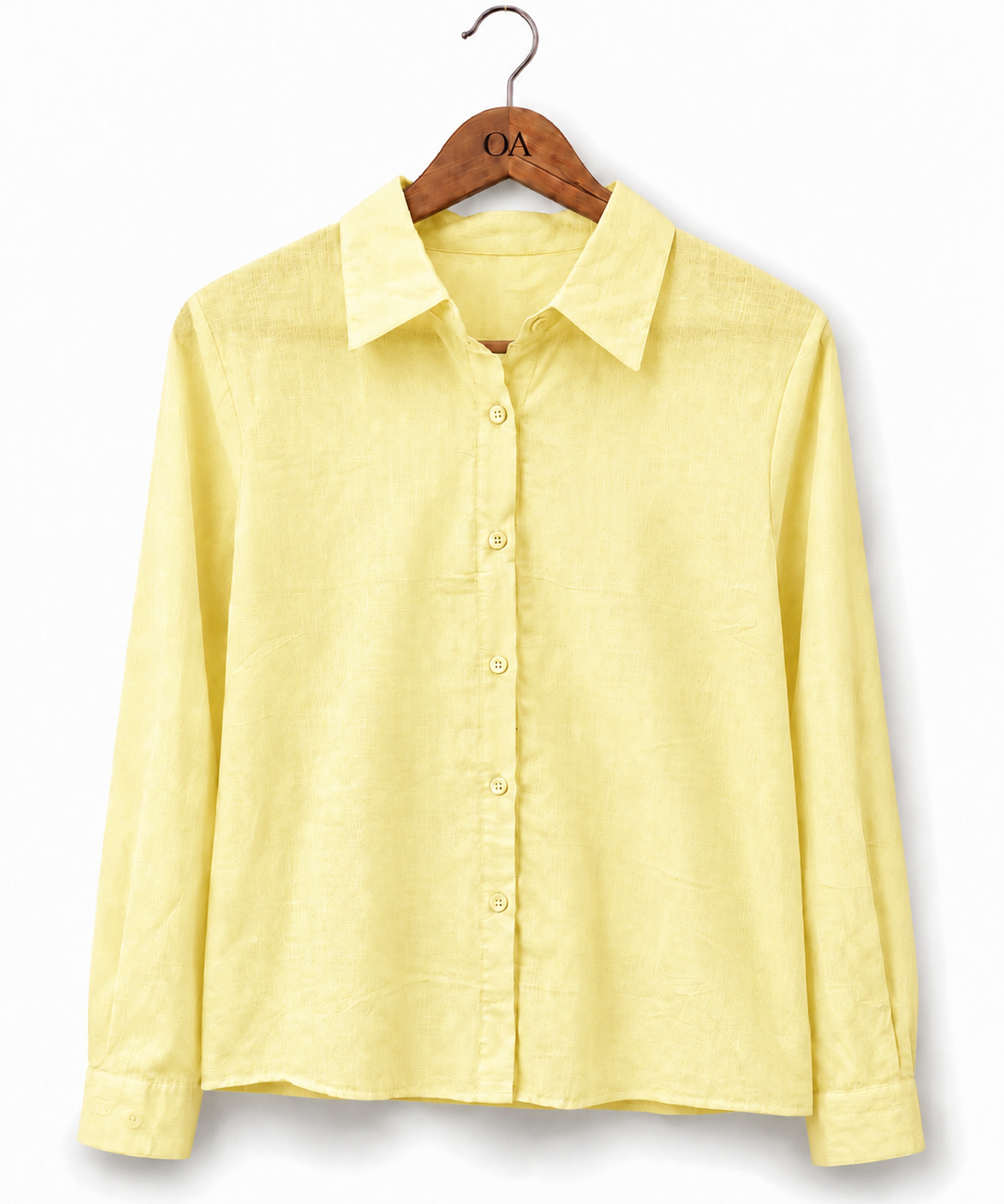Camisa Filomena amarela clara de linho, manga longa, abotoamento frontal, gola