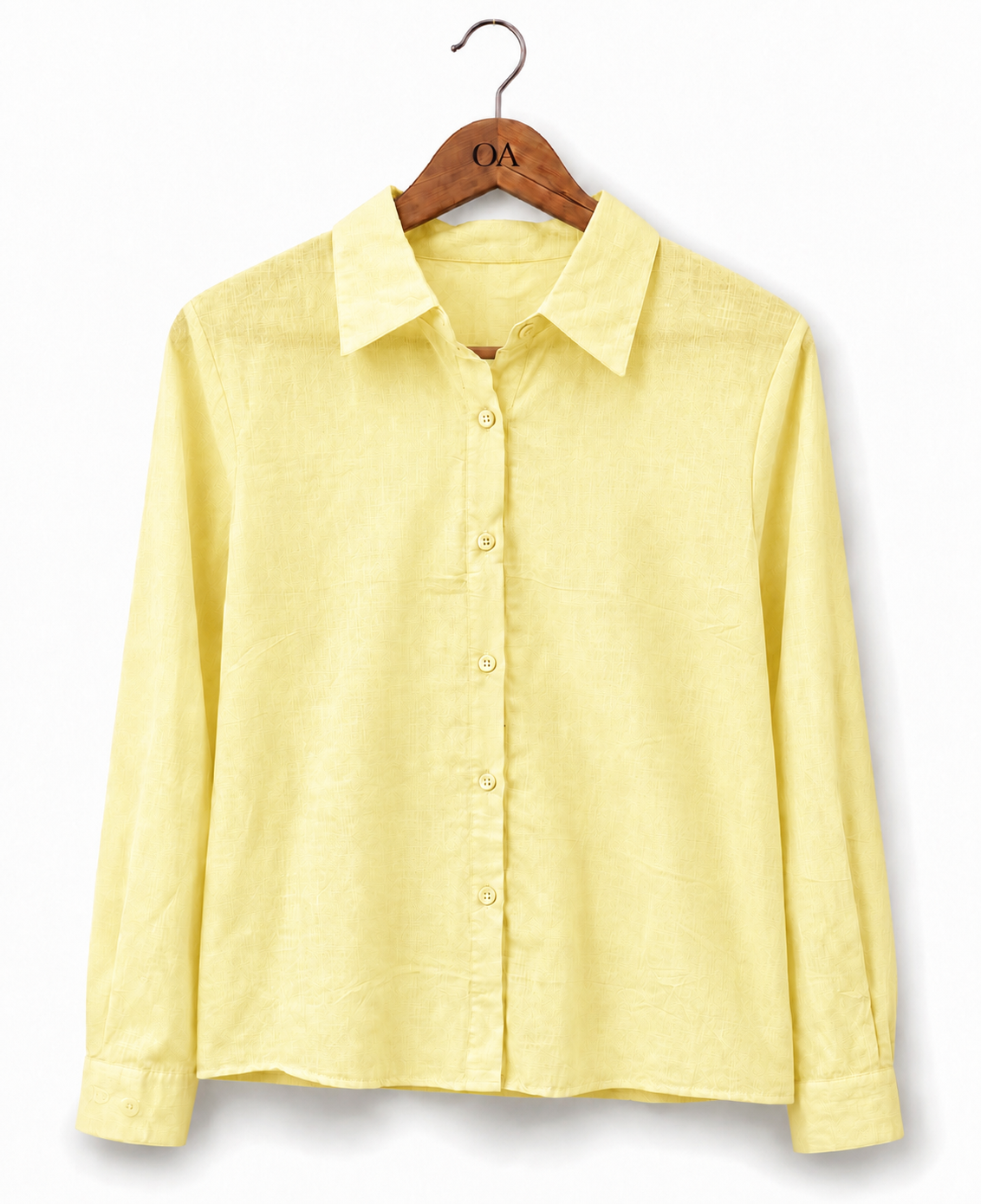 Camisa Filomena amarela clara de linho, manga longa, abotoamento frontal, gola