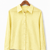 Camisa Filomena amarela clara de linho, manga longa, abotoamento frontal, gola