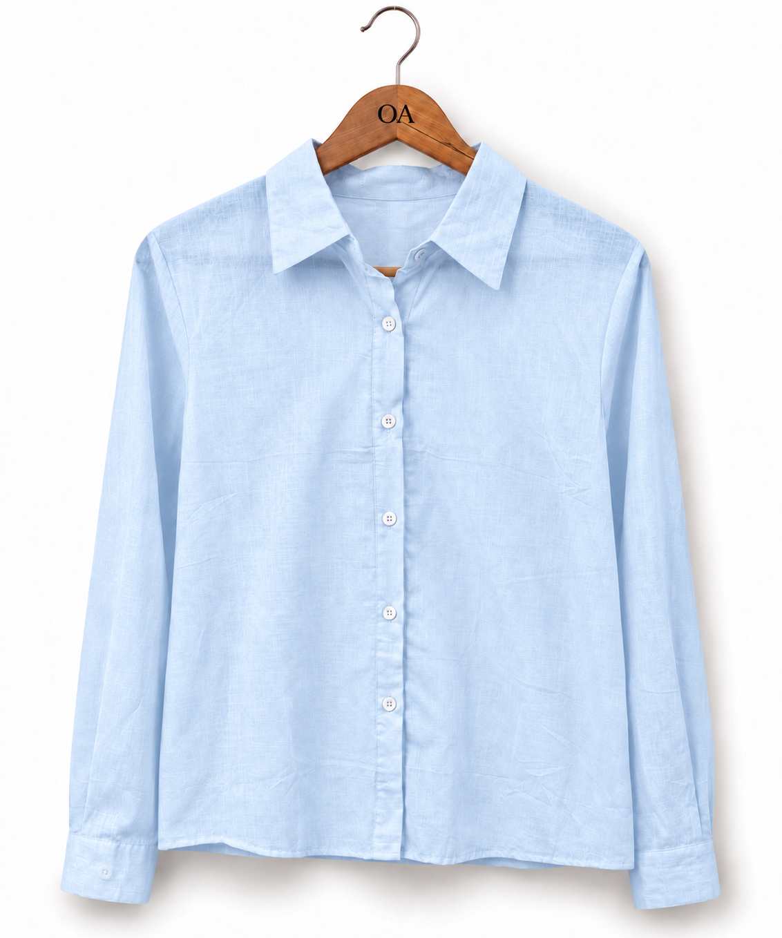 Camisa Filomena azul claro de algodão, manga longa e botões frontais, gola clássica