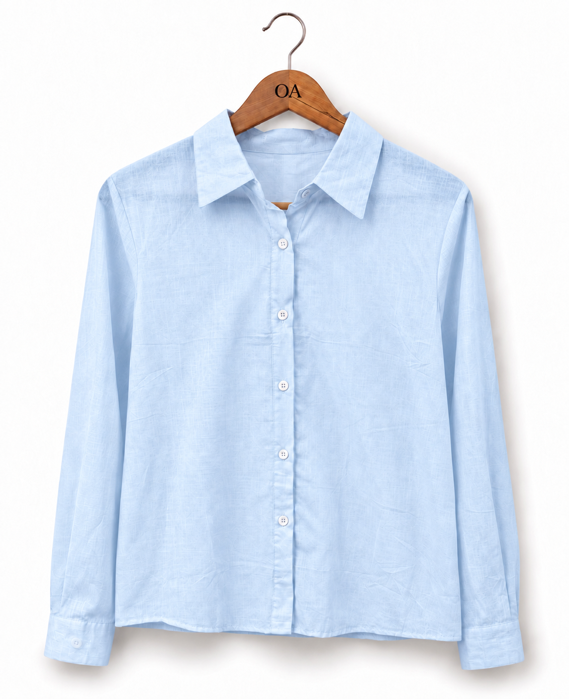 Camisa Filomena azul claro de algodão, manga longa e botões frontais, gola clássica