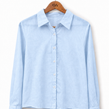 Camisa Filomena azul claro de algodão, manga longa e botões frontais, gola clássica