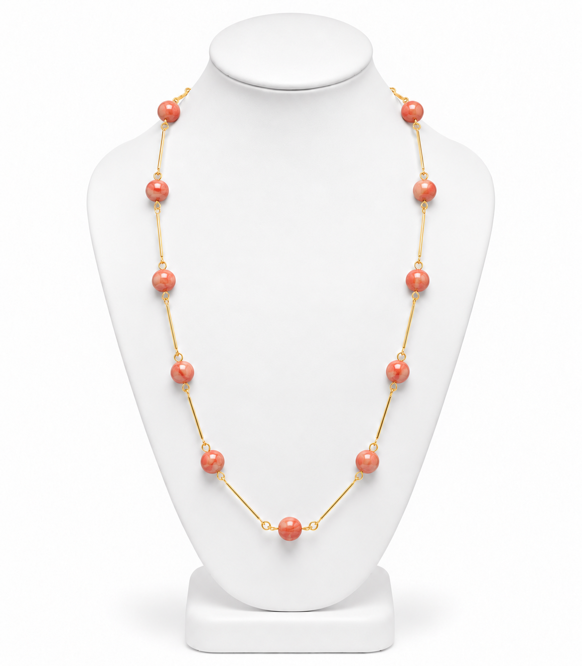 Colar longo de esferas coral com acabamento dourado e fecho discreto