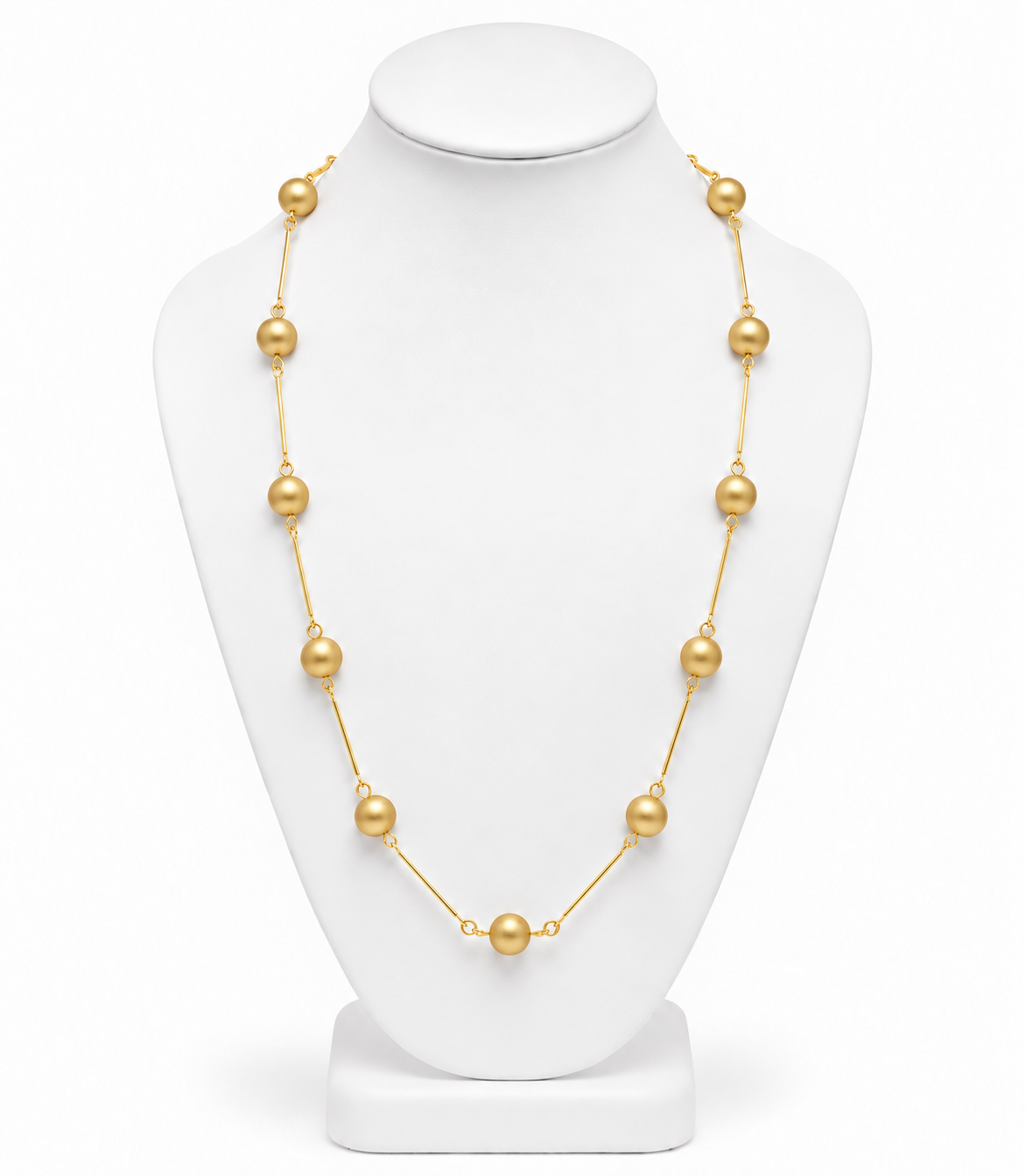 Colar longo de esferas douradas com acabamento dourado e fecho discreto