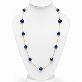 Colar longo de esferas azul-marinho com acabamento dourado e fecho discreto