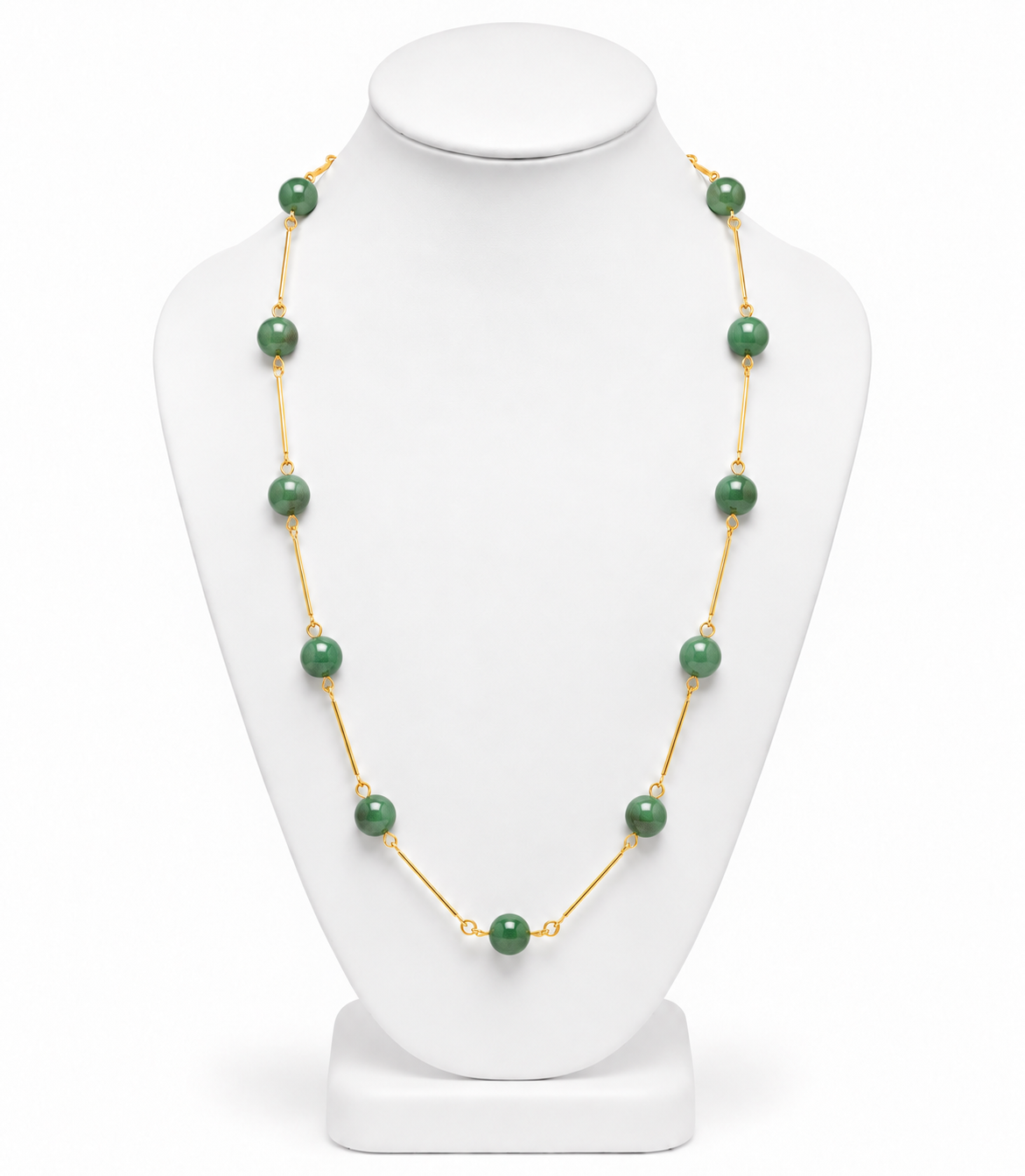 Colar longo de esferas verde mescla com acabamento dourado e fecho discreto