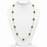 Colar longo de esferas verde mescla com acabamento dourado e fecho discreto