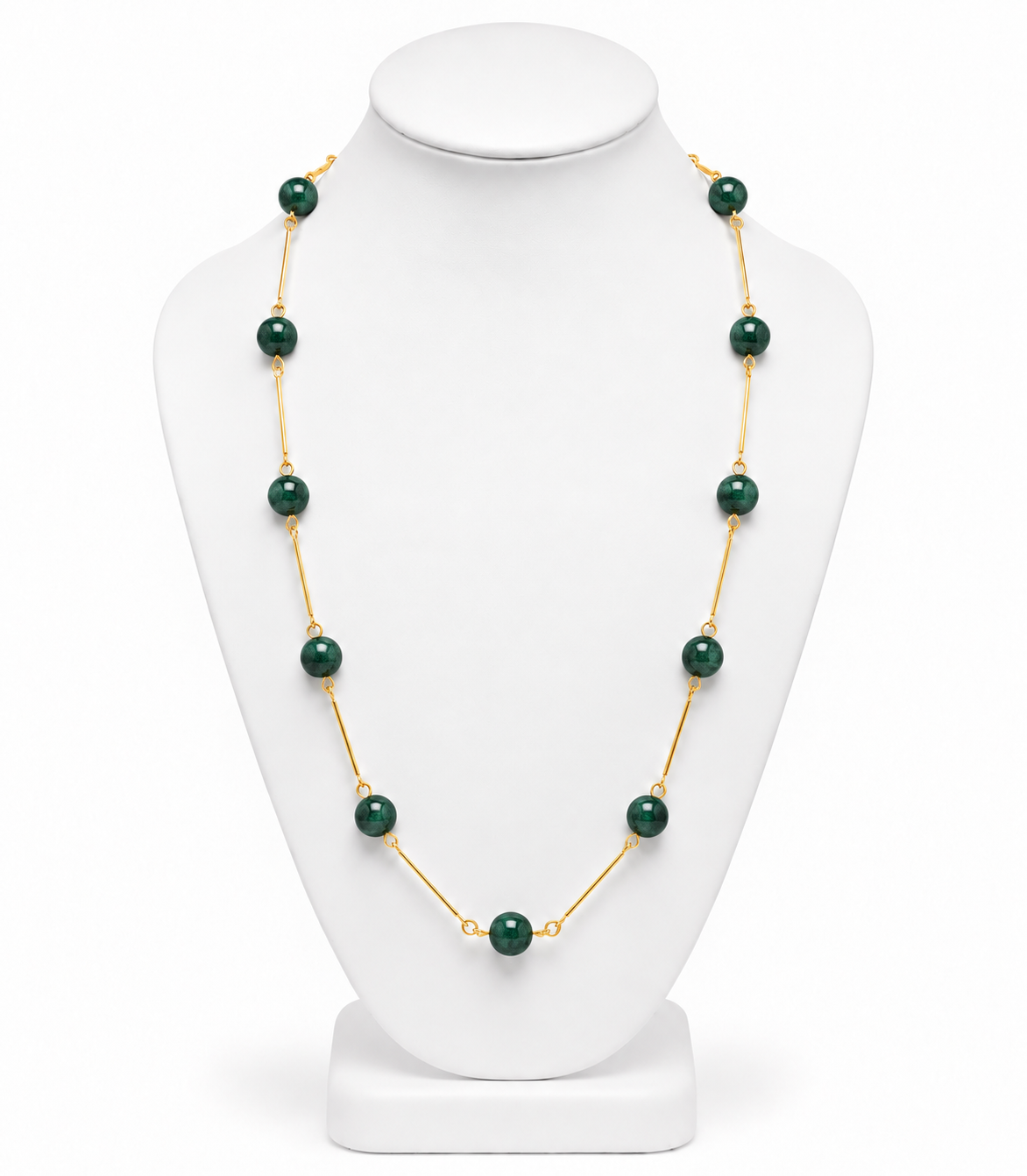 Colar longo de esferas verde escuro com acabamento dourado e fecho discreto